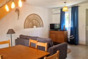 un salon avec un canapé et une table dans l'établissement Villa La Casa de Giuseppe, à Cervione