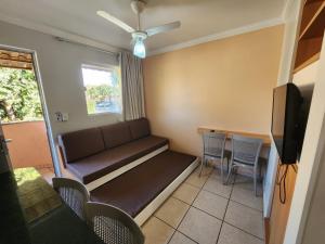 diRoma Fiori - Apartamentos JN في كالدس نوفاس: غرفة معيشة مع أريكة وطاولة