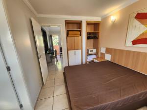 1 dormitorio con 1 cama en una habitación en diRoma Fiori - Apartamentos JN en Caldas Novas