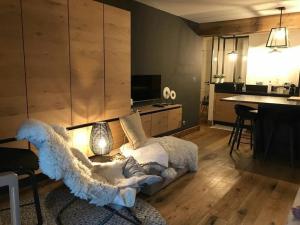 Un dormitorio con una cama con un animal hecho de plumas. en cocon haut standing devant pistes, en La Salle-les-Alpes