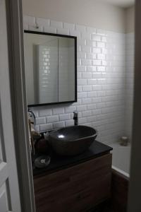 Un baño con lavabo y un espejo grande. en cocon haut standing devant pistes, en La Salle-les-Alpes 14 fotos más