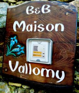 LillianesにあるB&B Maison Vallomyのマルコム渓谷の木造看板