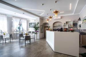 Un restaurante u otro lugar para comer en Albergo Pesce D'oro