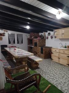 eine Küche mit Tisch und Stühlen in einem Zimmer in der Unterkunft Cabana La Mariuca in Borsa