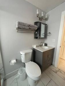uma casa de banho branca com um WC e um lavatório em House w/ 3 bedrooms/pool/garden em Margate