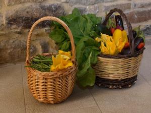 dos cestas con verduras en el suelo en Domus Letizia, en Campora