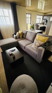 ein Wohnzimmer mit einem Sofa und einem Tisch in der Unterkunft Senderos Apartment, Self Check- in, Airport SJO 5 MIN in Río Segundo