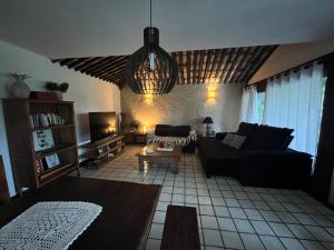 ein Wohnzimmer mit einem Sofa und einem Tisch in der Unterkunft Casa em geribá in Búzios