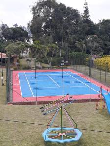 ein leerer Tennisplatz mit Tennisplatz in der Unterkunft villa En la mesa de los Santos in Los Santos