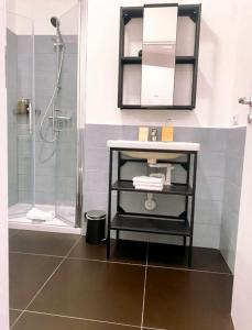 uma casa de banho com um lavatório e um chuveiro em Lexie Suites em Roma
