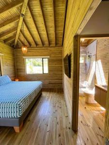 Cama ou camas em um quarto em Villa moderna con jacuzzi en la naturaleza