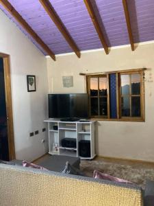a living room with a flat screen tv in a room at Casa con hermosa vista in Viña del Mar