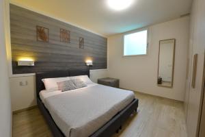 um quarto com uma cama grande num quarto em Casa Sogno em Aosta