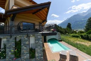 uma casa com piscina e varanda em Casa Sogno em Aosta