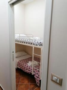 een kleine kamer met een stapelbed en een spiegel bij CaSa AMELIA in Napels