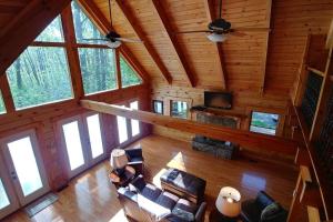 Χώρος καθιστικού στο Sophie's Choice ~ Secluded Luxury Log Cabin w/ Hot Tub + Pool Table