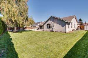 a large yard in front of a house at Central Washington Home about 6 Mi to Downtown Yakima in Yakima