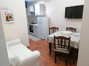 een keuken en eetkamer met een tafel en stoelen bij CaSa AMELIA in Napels