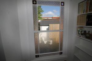 ein Fenster in einem weißen Zimmer mit Aussicht in der Unterkunft City Centre Bolt Hole Exeter in Exeter