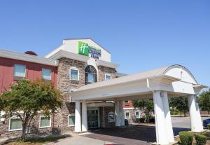 ein Hotel mit einem Pavillon vor einem Gebäude in der Unterkunft Holiday Inn Express Hotel & Suites Cedar Hill, an IHG Hotel in Cedar Hill