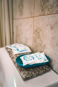 due asciugamani pieghevoli seduti su un bancone in bagno di HOTEL MANTA BEACH MADRIGAL a Manta