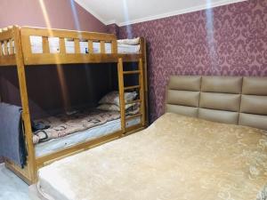 巴庫里阿尼的住宿－SNOW HOUSE BAKURIANI!，一间卧室配有两张双层床和一张床
