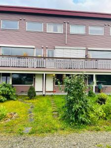 - un bâtiment avec un balcon et une cour dans l'établissement Aurora Apartment very close to Fjellheisen, à Tromsø
