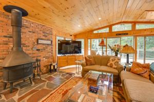 Et sittehjørne på Spacious Tolland Home with Deck and Screened Porch!