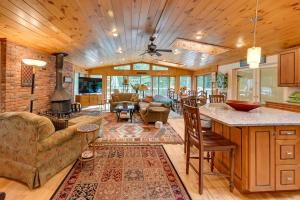 Pub eller bar på Spacious Tolland Home with Deck and Screened Porch!