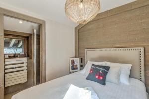梅傑夫的住宿－Appartement du Cerf - Welkeys，一间卧室配有一张床和一个吊灯