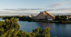 剑桥Hyatt Regency Boston/Cambridge的享有河流美景,设有一座大型建筑