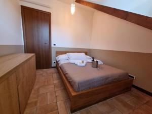 een slaapkamer met een bed in een kamer bij Oasi di Mare next Rome Airport in Fregene