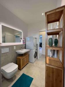 Łazienka z białą toaletą i umywalką w obiekcie 4YOUnic Billard * 2 BR * 75-Zoll TV * Boxspringbett w mieście Glonn