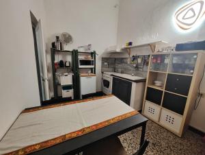eine Küche mit einem Tisch in der Mitte eines Zimmers in der Unterkunft Iron Home in Genua
