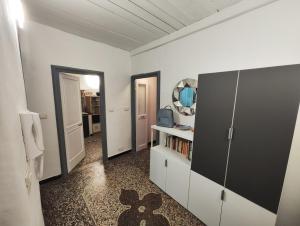 Zimmer mit weißen Wänden, einem Schrank und einem Spiegel in der Unterkunft Iron Home in Genua