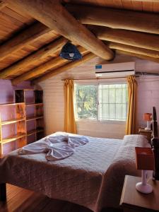 1 dormitorio con cama y ventana en Complejo Linda vista en Nono