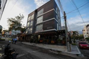a building on the corner of a city street at 301PP Apartamento Chic con Encanto in Vallecito
