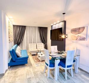 a living room with a dining room table and chairs at 301PP Apartamento Chic con Encanto in Vallecito