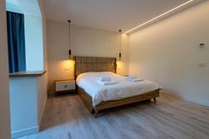 1 dormitorio con 1 cama con 2 toallas en MODERN PREMIUM APARTMENT 1 en Târgovişte