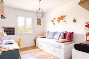 ein Wohnzimmer mit einem Sofa und einem Fenster in der Unterkunft Spacious house with swimming pool in Trans-en-Provence