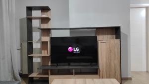TV a/nebo společenská místnost v ubytování Rock & Roll 1 - Modern apartment in Trikala