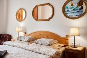 1 dormitorio con 2 camas y espejo en la pared en Room & Parking Assistance en Praga