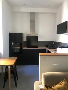 uma cozinha com um sofá e uma mesa num quarto em Bon'appart em Ajaccio