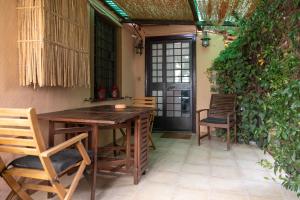 una mesa de madera y sillas en un patio en Casaletto Del Pellegrino, en Viterbo