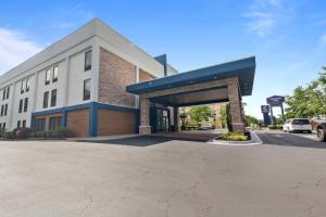 un grand bâtiment blanc avec un garage dans l'établissement Hampton Inn Atlanta-Woodstock, à Woodstock