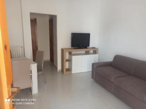 ein Wohnzimmer mit einem Sofa und einem TV in der Unterkunft House San cataldo in San Cataldo