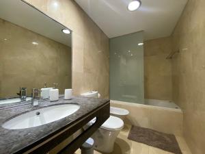 La salle de bains est pourvue d'un lavabo, d'une baignoire et de toilettes. dans l'établissement Seaview Nice&Easy - Free parking, à Funchal