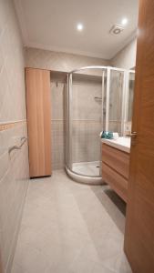 La Concha Pearl Beach Apartment في سان سيباستيان: حمام مع دش ومغسلة وحوض استحمام