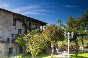 una casa con una valla y un semáforo en Eira Grande Galicia Villas, en Pedre