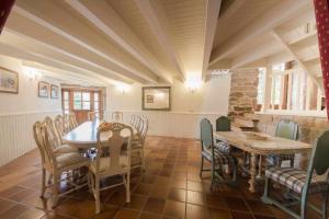 a dining room with a table and chairs at Eira Grande Galicia Villas in Pedre